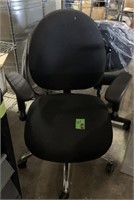 Rolling office chair with arms