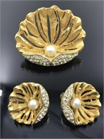 Vintage Capri Gold-tone Clamshell & Faux Pearl