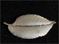 Sterling leaf brooch. Weight 8g. PB
