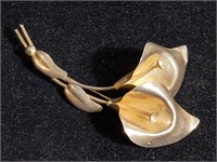 Sterling lilly flower brooch. Weight 15 g. PB