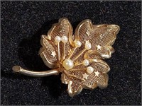 Sterling leaf brooch w/faux pearls. Total weight