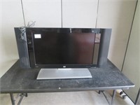 HP 32" LCD TV W/ SPEAKERS ON THE SIDE (NO REMOTE)