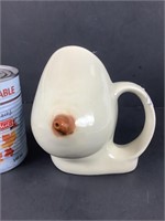 Tasse en céramique en forme de sein