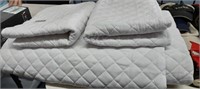 QUEEN SIZE QUILT WITH 2 PILLOW SHAMS NEW