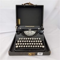 Underwood Typewriter w Hard Case (broken strap)