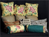 Lot of 12 decorative pillows