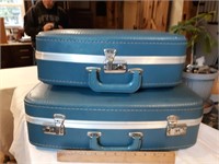 Set of 2 vintage suitcases