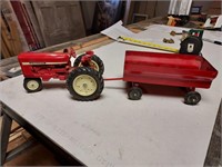 Tractor & wagon - metal International tractor