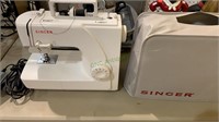 New model Singer sewing machine w/hard plastic