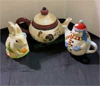 Group of three tea pots - the largest measuring 8