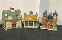 Set a three ceramic Christmas village houses.