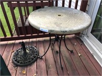 Round Outdoor Table w/Umbrella Stand