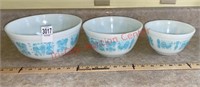 Set of 3 Amish Pyrex Nesting Bowls