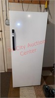 Small GE Refrigerator 23x21x58 *