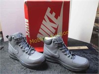 BRAND NEW NIKE SHOES SIZE 13
