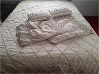Queen Size Comforter w/ 2 Pillows &2 Pillow Shams
