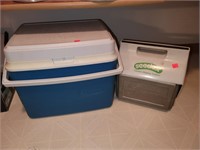 2 Cnt Coolers 1 is Rubbermaid