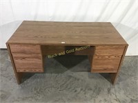 Wood laminate Desk 29 in x 56 in x 29 in