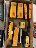 HO SCALE TRAIN CARS AND CRANES