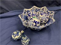 Blue and white decorative China pieces, bowl