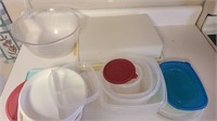 Lot of plastic and tupperware items