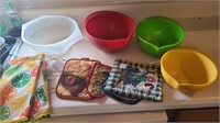 Kitchen bowls, strainer, linens