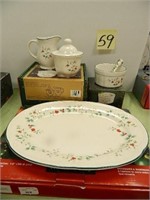 Pfaltzgraff Winterberry 14" Oval Platter, Cream &