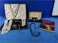 Lovely assortment of costume jewellery with cases