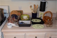 Kitchen counter top lot to include measuring cups
