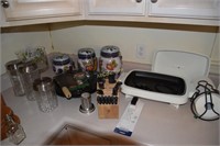 Kitchen counter lot to include knife block, cake