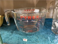 glass Pyrex 8 cup measuring cup