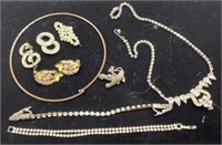 Costume jewelry assortment of necklaces/bracelets
