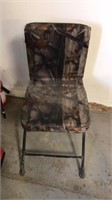 Swivel folding hunting chair
