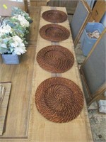 Round Natural Fiber Placemats And Table Runner