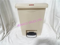 1X, 21"T, RUBBERMAID FOOT OPERATED GARBAGE CAN