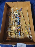 FLAT BOX OF JEWELRY PINS & BROOCHES