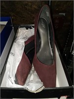 Contents of Shelf: Women's shoes Size 8.5 & 9