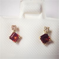 $500 10K  Garnet(0.44ct) Diamond(0.06ct) Earrings