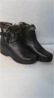 Ladies size 7 black winter boots