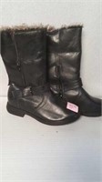Ladies size 6 black lined winter boots