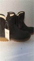 Ladies size 6 black winter ankle boots