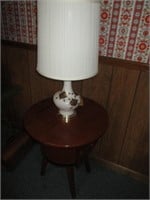 LYNCHBURG PICK UP/Lamp and Table