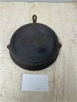 Cast iron skillet has small hole w heat ring