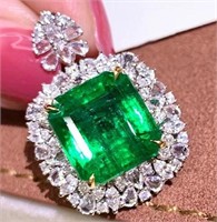8ct natural emerald pendant in 18K gold