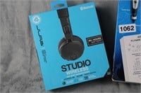 LOT OF TWO NIP HEADPHONES AND FLY SOFTWARE