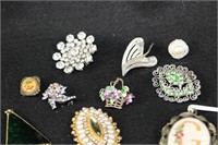 LOT OF SIX VINTAGE COSTUME PINS AND BROOCHES