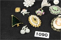 LOT OF SIX VINTAGE COSTUME PINS AND BROOCHES