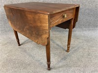 18TH CENT. SOLID MAHOGANY DROP LEAF TABLE WITH A