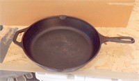 LODGE #4 CAST IRON SKILLET W/RECESSED FIRE RING