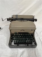Vtg 1950s Remington Rand Quiet-Riter Typewriter